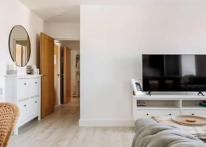 Modern 1 Bed, Close To Beach And Highstreet